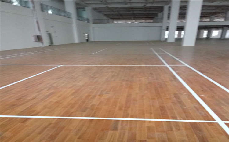 24厚乒乓球館木地板怎么翻新?