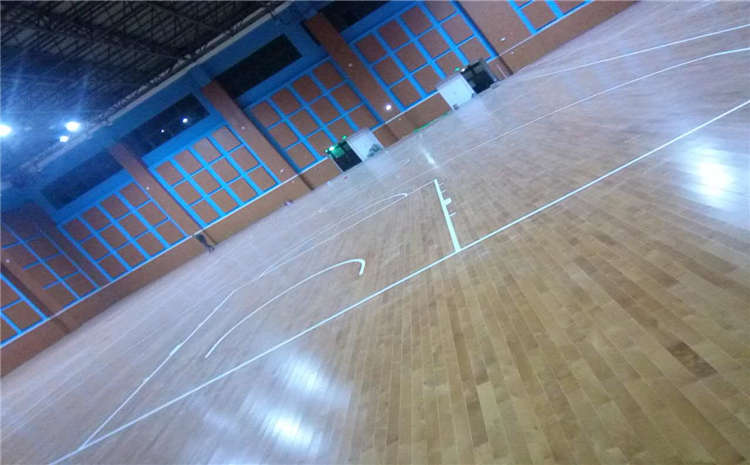 松木排球館木地板多少錢一平米?
