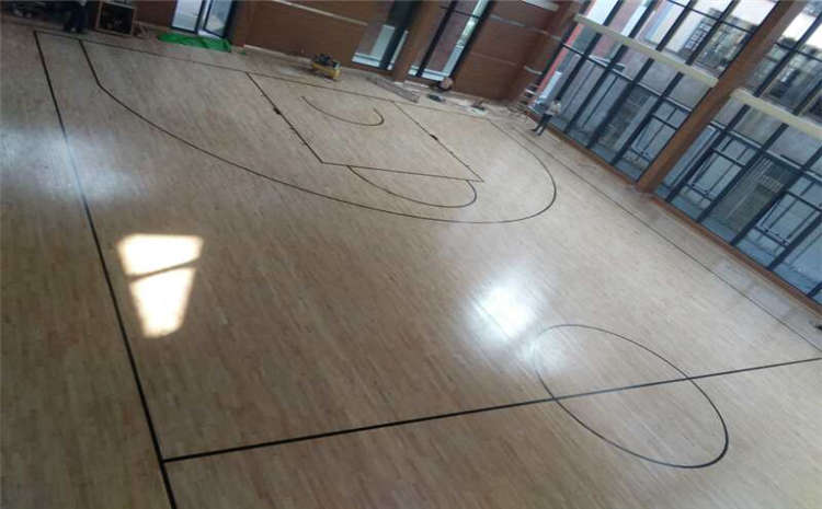 **的體育館木地板怎么翻新